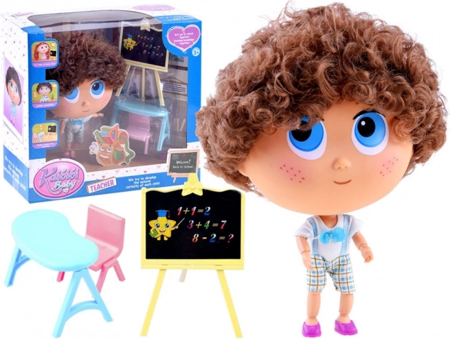 Tymek tanár baba – iskolai szett táblával és asztallal – Kék