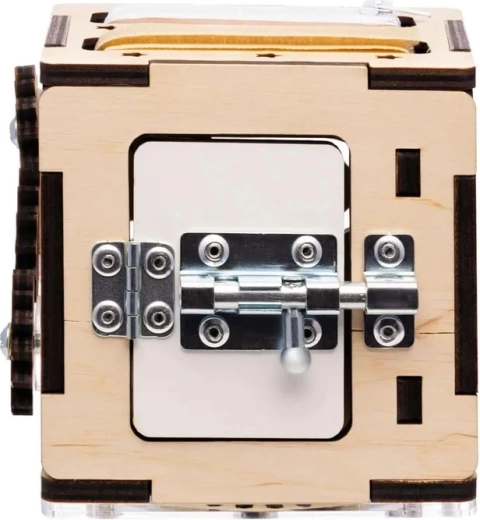 Ajtócska reteszel és pántokkal