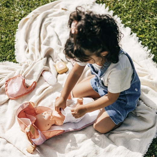 Táska, amely pelenkázó alátétté alakul