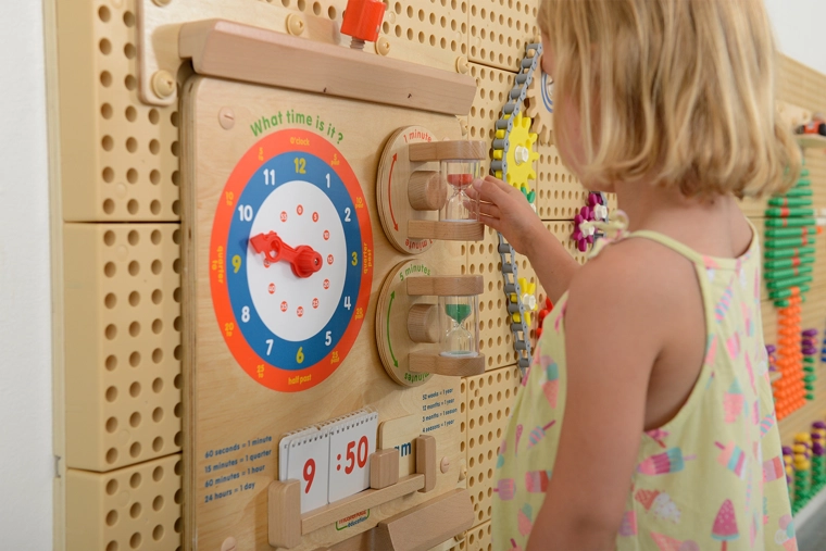 Fali szerelés és kompatibilitás a Masterkidz Flex rendszerrel