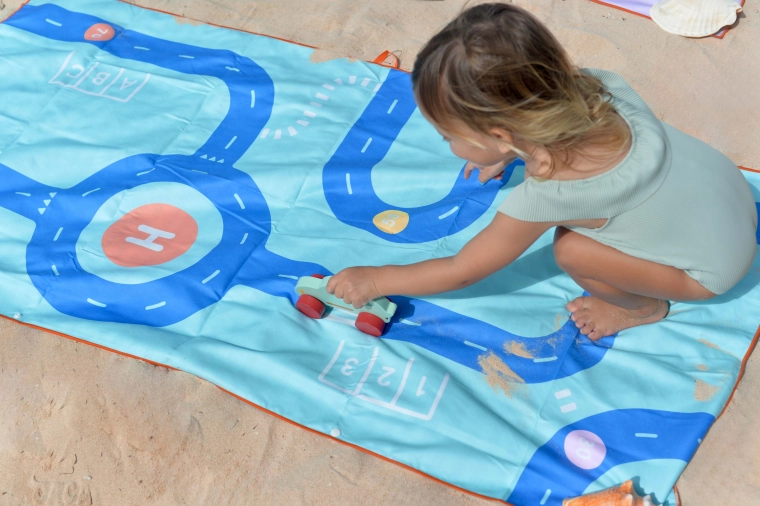Quut gyerek strandtörölköző és játék alátét út mintával, M, 140 × 70 cm