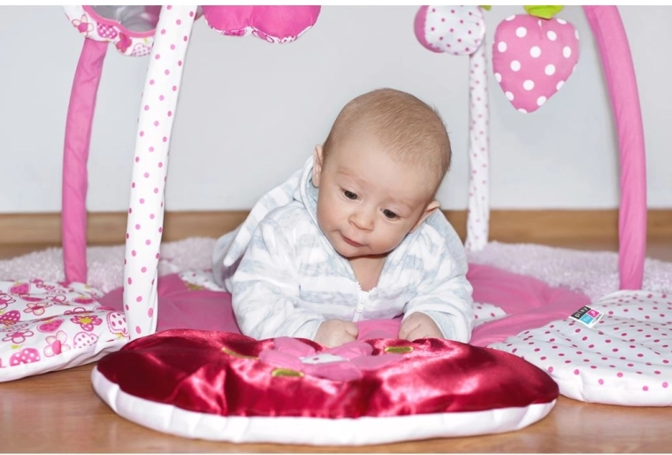 Érzékszervi stimuláció zörgő és texturált elemekkel