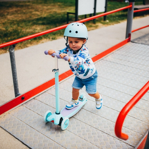 Stabil háromkerekű kialakítás és dőléssel történő kormányzás