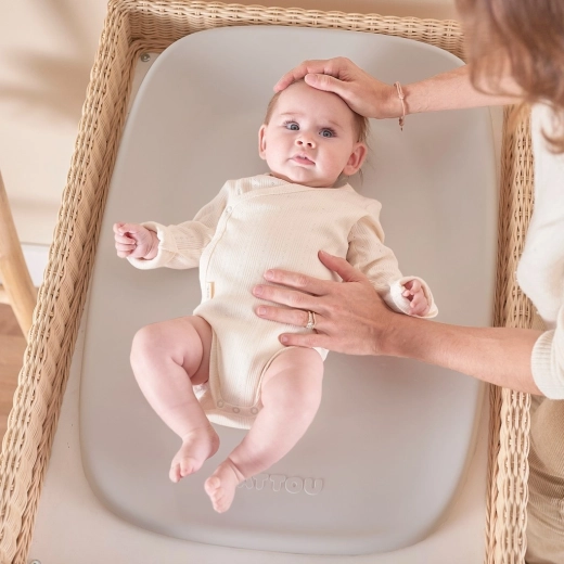 Ergonomikus forma a biztonságosabb pelenkázáshoz