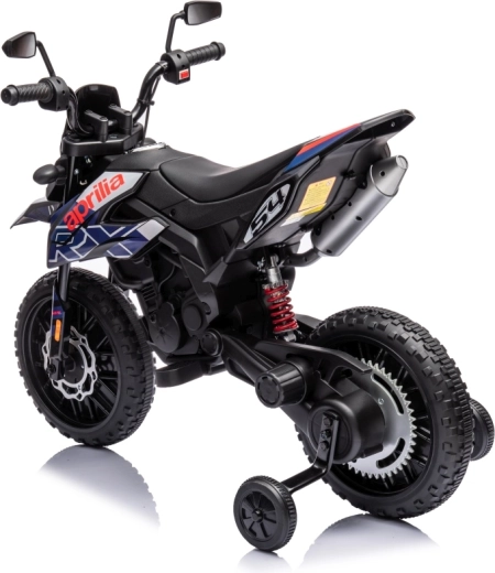 Erős 2×35 W hajtás és hátsó rugózás