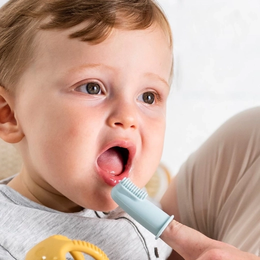 Gyengéd tisztítás az első fogakhoz