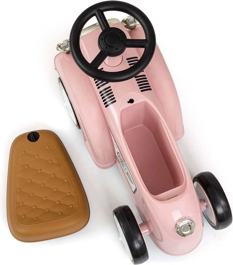 Praktikus tárolóhely az ülés alatt