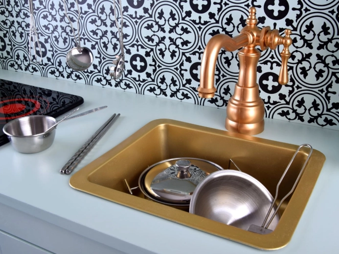 Stílusos aranyszínű mosogató és vintage csap