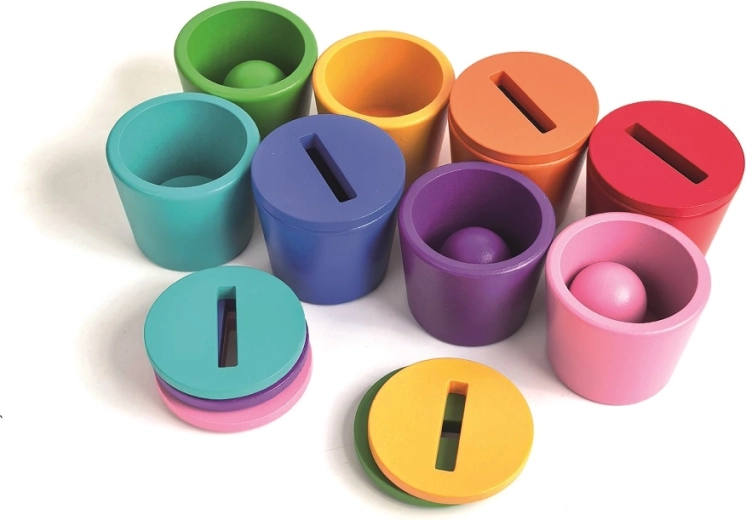 Csészék érmék bedobására szolgáló nyílásokkal