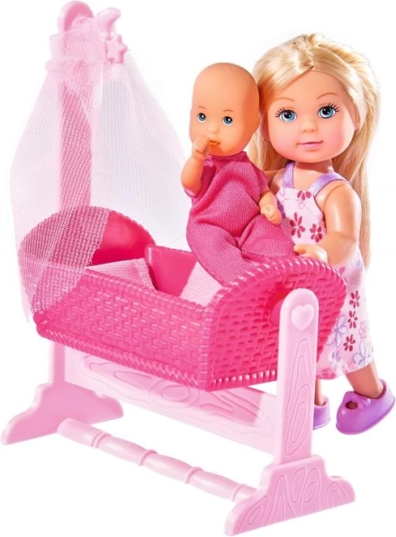Evi Love baba babával és bölcsővel
