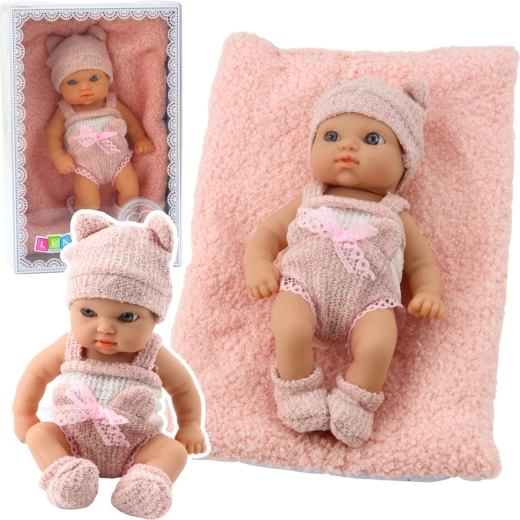 Textil babapopsi takaródarabbal, rózsaszín-fehér ruha, sapka, 18 cm