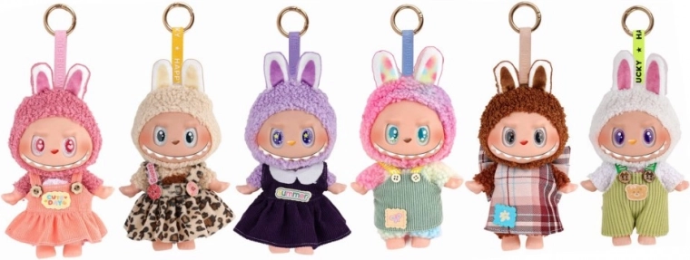 Plüss baba ruhácskában, 19 cm, dallammal