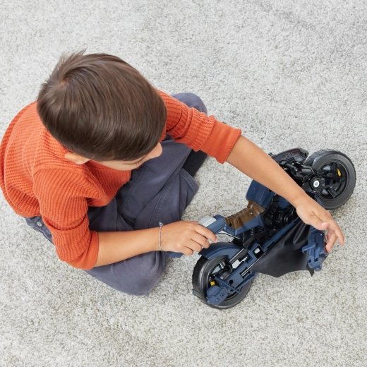 Vágtázó akció nagy kerekekkel