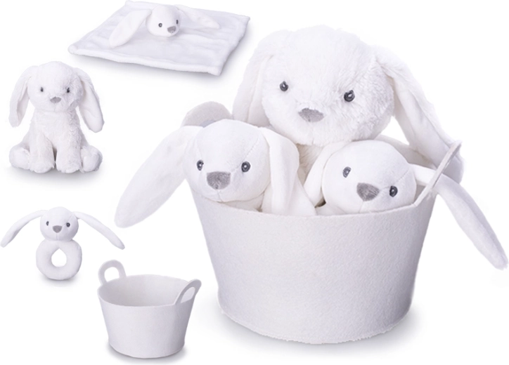 Ajándékszett babáknak – plüss fehér nyuszi 20 cm, csörgő és alvókendő puha kosárkában