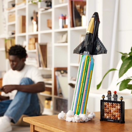 Ikonikus űrrepülő dinamikus indítási pózban