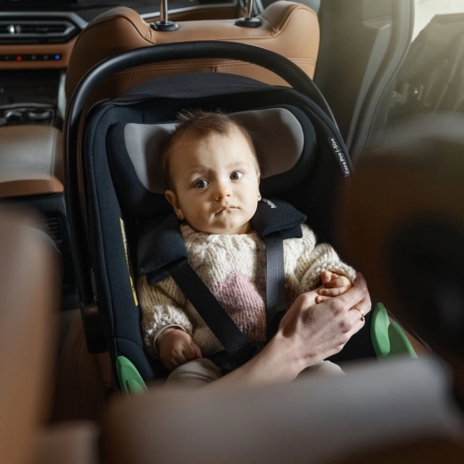 Kényelem újszülött kortól a betétnek és az 5 pontos övnek köszönhetően