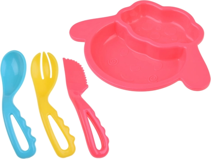 Etetőszék és edénykészlet a valósághű játékhoz