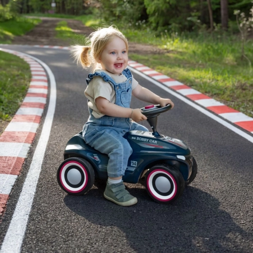 Csendes kerekek és duda a szórakoztató guruláshoz