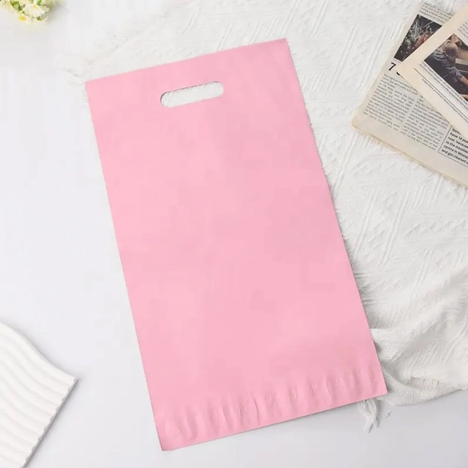 Kényelmes hordozás az integrált fülnek köszönhetően