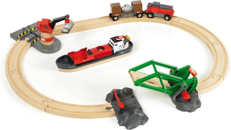 Brio World kikötő teherszállító hajóval és sínekkel