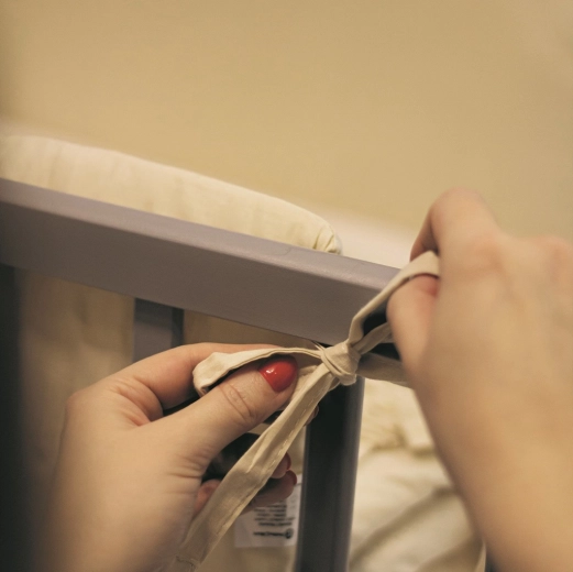 Könnyű és stabil rögzítés szalagokkal