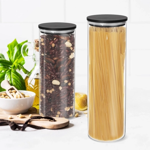 Karcsú forma, amely helyet takarít meg a spájzban