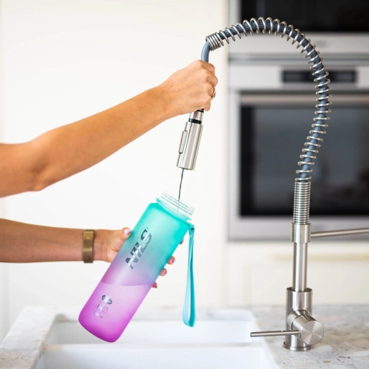 Kényelmes töltés és a folyadékbevitel ellenőrzése