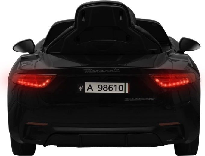 Licencelt MASERATI dizájn élethű részletekkel