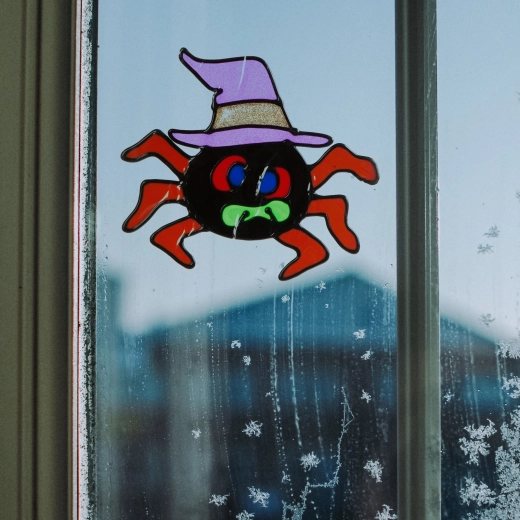 Halloween ablakdekoráció – színes, csillámos pók