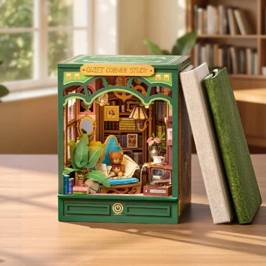 Részletgazdag miniatűr dolgozószoba a könyvek között