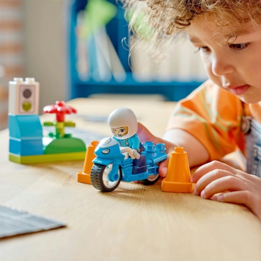 Képzeletbeli játék a rendőrnővel