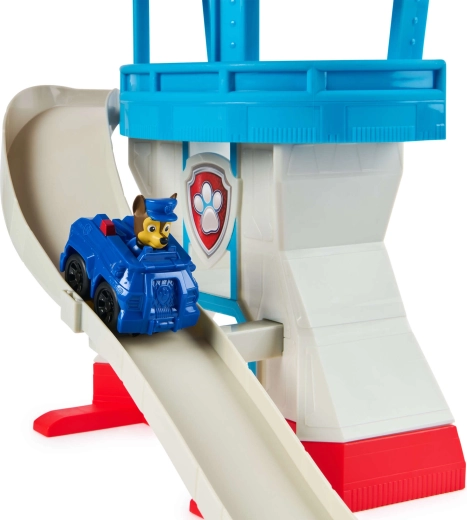 Stabil, többszintes torony ikonikus jelvénnyel