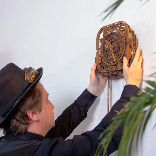 Függesztésre kész a falra