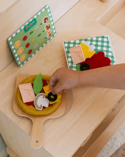 Autentikus pizza fa lapáton