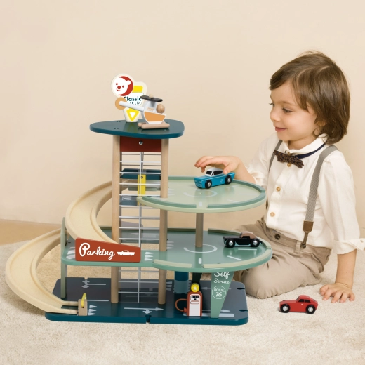 Három szint felvonóval és sima rámpákkal