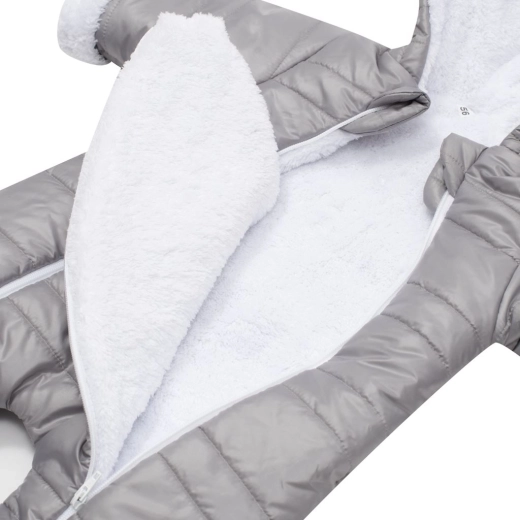 Két cipzár a gyors öltöztetéshez és pelenkázáshoz