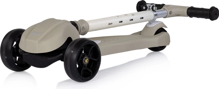 Összecsukható kialakítás az egyszerű hordozáshoz