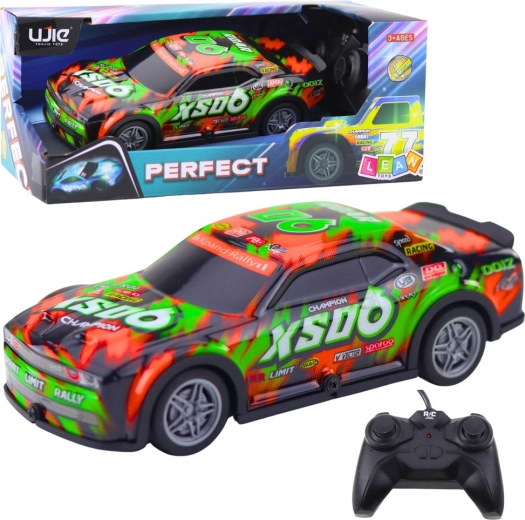 RC versenyautó világító karosszériával, narancs–zöld