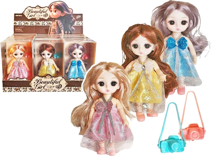 Baba fényképezőgéppel 15 cm