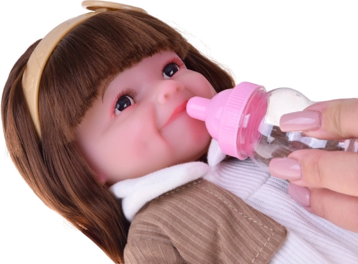 Valósághű gondozás cumisüveggel és pelenkával