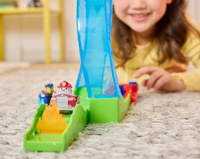 Játékos akadályok és lehajtható „lángok”