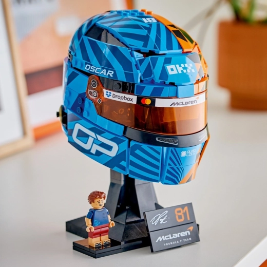 Kiállító állvány, névtábla és a versenyző minifigurája