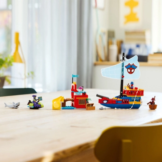 Akciódús kalózhajó ágyúval és pókhálóval