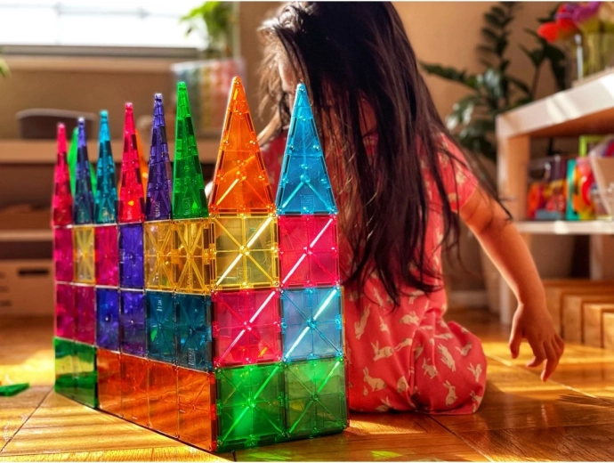 Kompatibilis az összes Magna-Tiles építőjátékkal