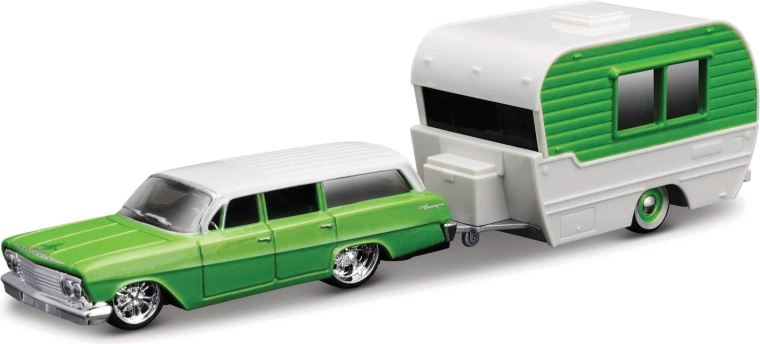 Maisto Chevrolet Biscayne kombi lakókocsival 1:64