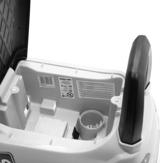 Tárolórekesz az ülés alatt