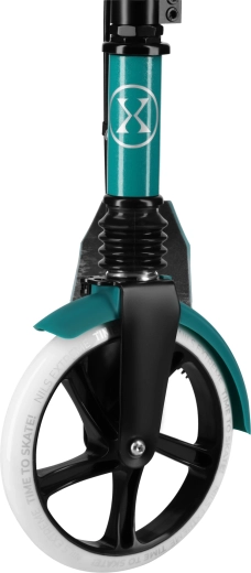 Sima gurulás a nagy, 200 mm-es kerekeknek és az ABEC 9 csapágyaknak köszönhetően