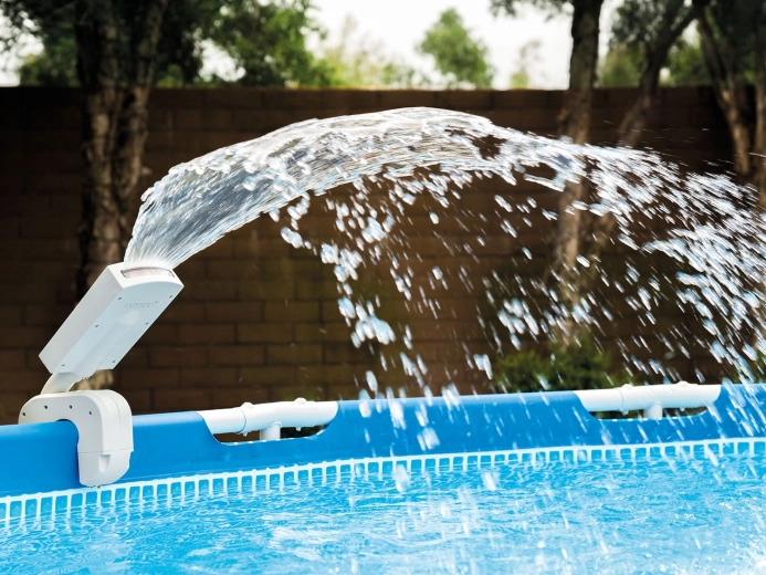 Egyszerű szerelés és kompatibilitás az INTEX medencékkel