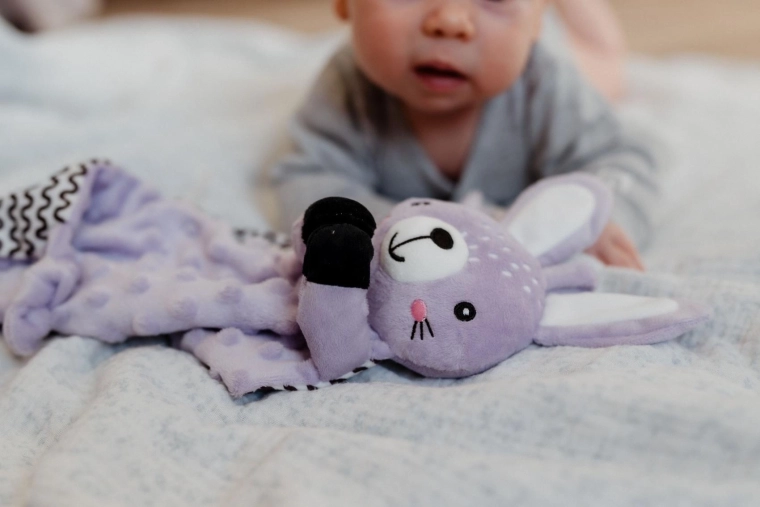 Beépített csörgő a finom hallási stimulációért