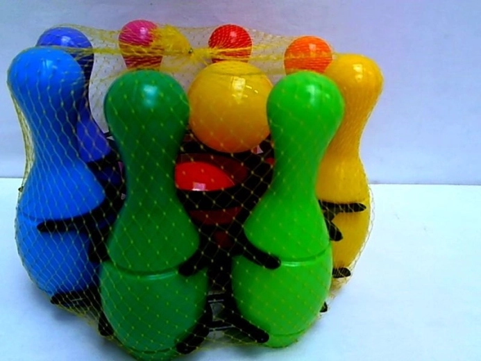 Mini bowlingbábuk kosárban